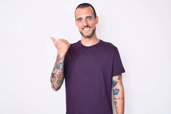 Ung Stilig Man Med Tatuering Klädd Casual Kläder Ler Med — Stockfoto