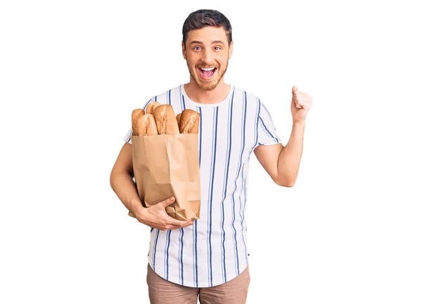 Jovem Bonito Com Urso Segurando Saco Papel Com Pão Gritando — Fotografia de Stock