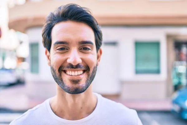 Jovem Hispânico Sorrindo Feliz Andando Cidade — Fotografia de Stock