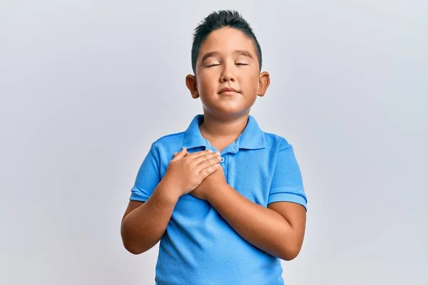 Ragazzino Ispanico Che Indossa Abiti Casual Sorridendo Con Mani Sul — Foto Stock