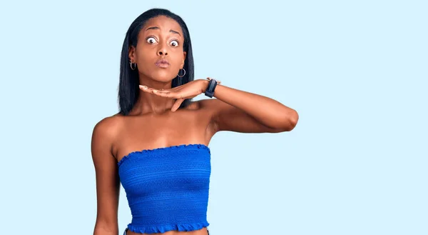 Mujer Afroamericana Joven Usando Ropa Verano Casual Cortando Garganta Con — Foto de Stock