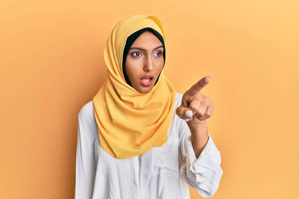 Jovem Morena Árabe Mulher Vestindo Tradicional Islâmico Hijab Cachecol Apontando — Fotografia de Stock