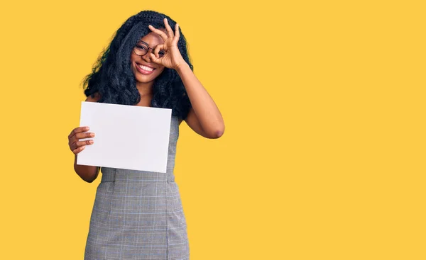 Schöne Afrikanisch Amerikanische Frau Mit Leeren Banner Lächelnd Glücklich Tun — Stockfoto