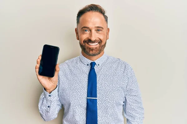 Όμορφος Μεσήλικας Επιχειρηματίας Κρατώντας Smartphone Δείχνει Λευκή Οθόνη Φαίνεται Θετική — Φωτογραφία Αρχείου