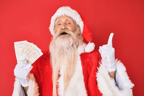 Velho Homem Sênior Com Cabelos Grisalhos Barba Comprida Vestindo Traje — Fotografia de Stock