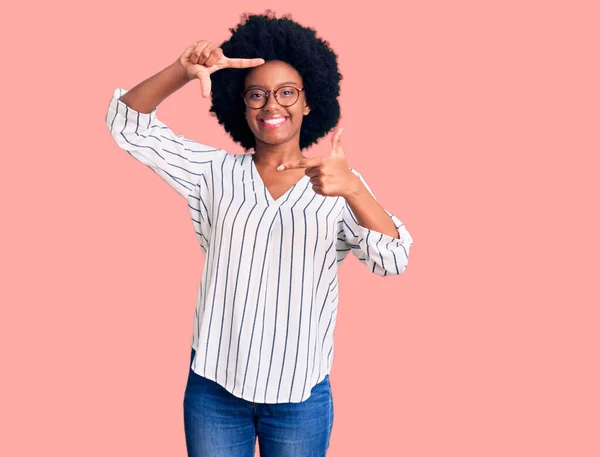 Молода Афроамериканська Жінка Повсякденному Одязі Окулярах Посміхається Роблячи Рамку Руками — стокове фото