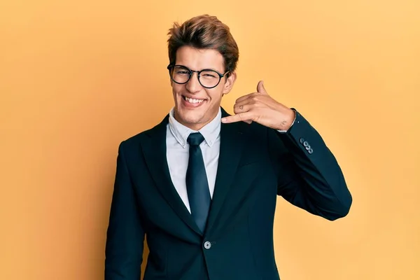 Bonito Caucasiano Vestindo Terno Negócios Gravata Sorrindo Fazendo Gesto Telefone — Fotografia de Stock