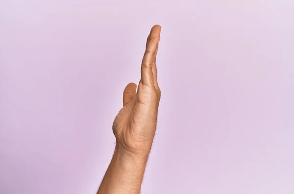 Brazo Mano Del Joven Caucásico Sobre Fondo Rosa Aislado Mostrando — Foto de Stock