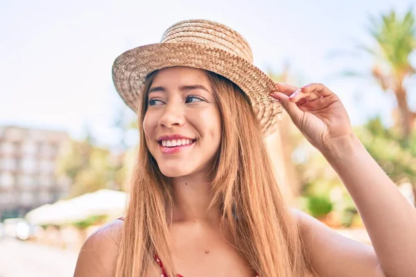 Giovane Ragazza Turistica Caucasica Sorridente Felice Passeggiando Città — Foto Stock