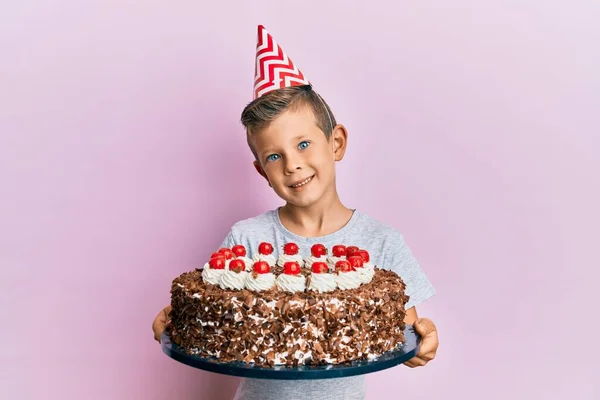 Schattige Blanke Jongen Die Zijn Verjaardag Viert Met Een Lachende — Stockfoto