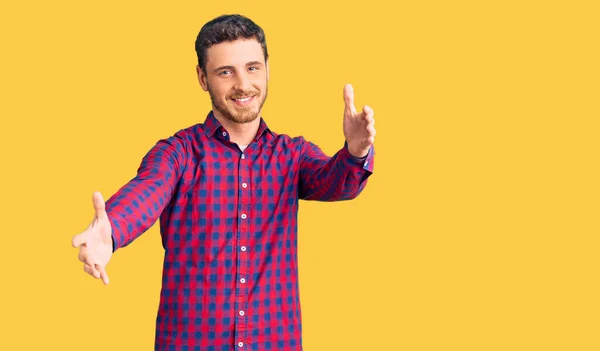 Joven Guapo Con Oso Vistiendo Una Camisa Casual Mirando Cámara —  Fotos de Stock