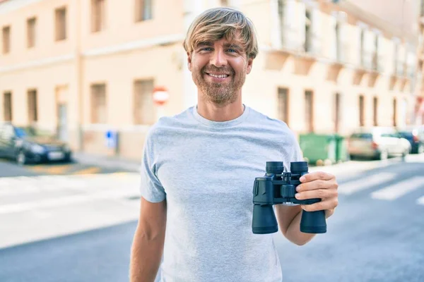 Jovem Irlandês Sorrindo Feliz Usando Binóculos Rua Cidade — Fotografia de Stock