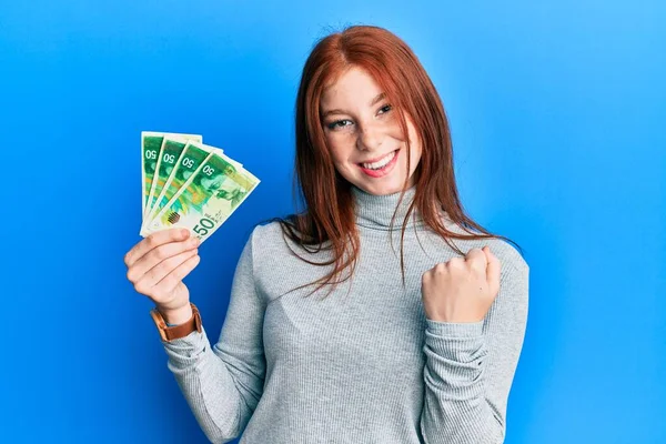 Genç Kızıl Saçlı Kız Srail Şekeri Tutuyor Banknotlar Gururla Bağırıyor — Stok fotoğraf