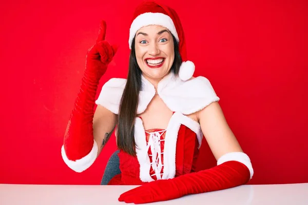 Jonge Blanke Vrouw Kerstman Kostuum Wijzend Met Een Succesvol Idee — Stockfoto