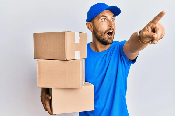 Hombre Guapo Con Barba Llevando Uniforme Mensajero Sosteniendo Paquetes Entrega — Foto de Stock