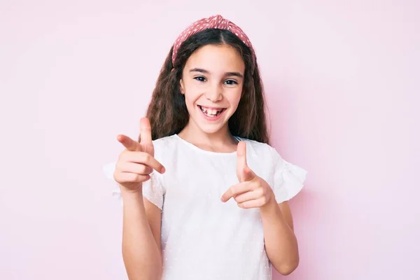 Schattig Latijns Amerikaans Meisje Met Casual Kleding Diadeem Wijzende Vingers — Stockfoto