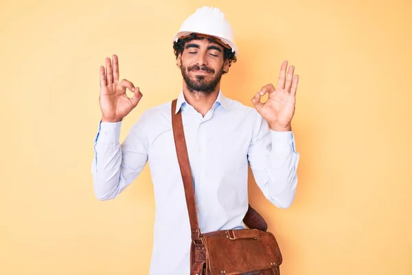 Guapo Joven Con Pelo Rizado Oso Vestido Arquitecto Hardhat Relajarse —  Fotos de Stock