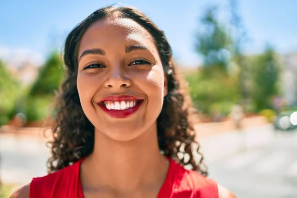 Ung Afrikansk Amerikansk Flicka Ler Glad Promenader Stan — Stockfoto