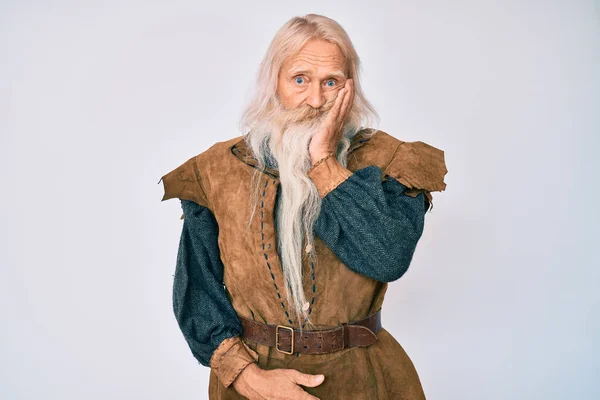 Idős Öregember Ősz Hajjal Hosszú Szakállal Visel Viking Hagyományos Jelmez — Stock Fotó