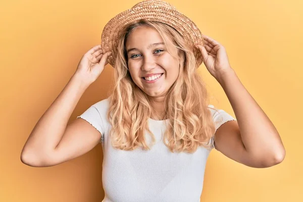 Jovem Loira Usando Chapéu Verão Sorrindo Rindo Forte Voz Alta — Fotografia de Stock