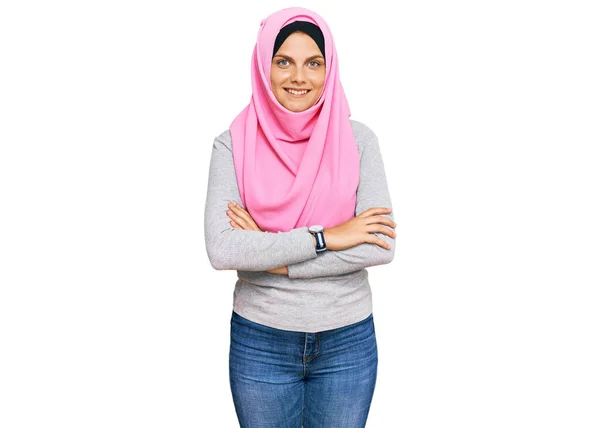 Mulher Caucasiana Jovem Vestindo Tradicional Lenço Islâmico Hijab Rosto Feliz — Fotografia de Stock