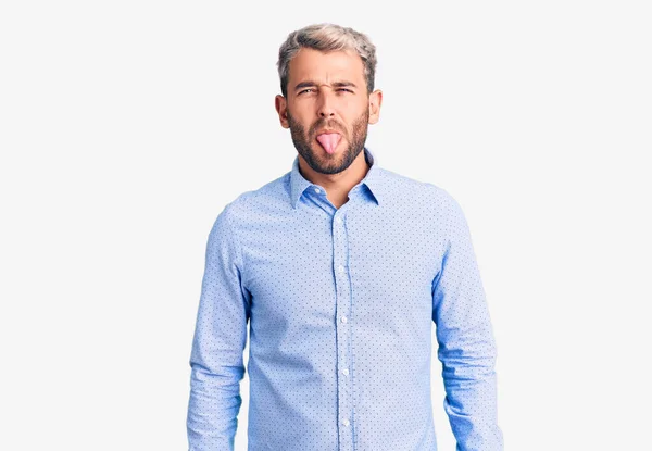 Jovem Homem Loiro Bonito Vestindo Camisa Elegante Língua Furando Para — Fotografia de Stock