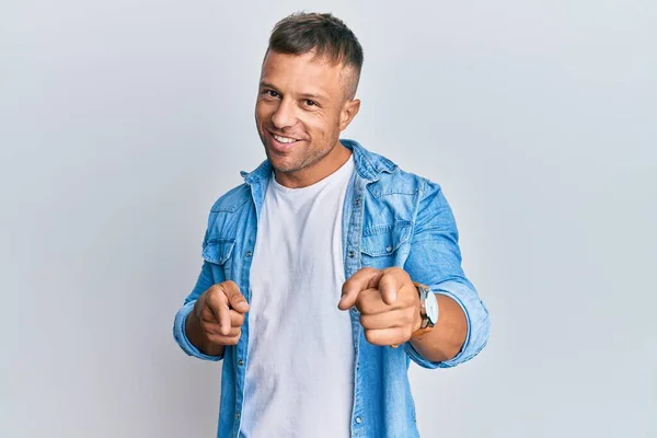 Snygg Muskel Man Bär Casual Denim Jacka Peka Fingrar Till — Stockfoto