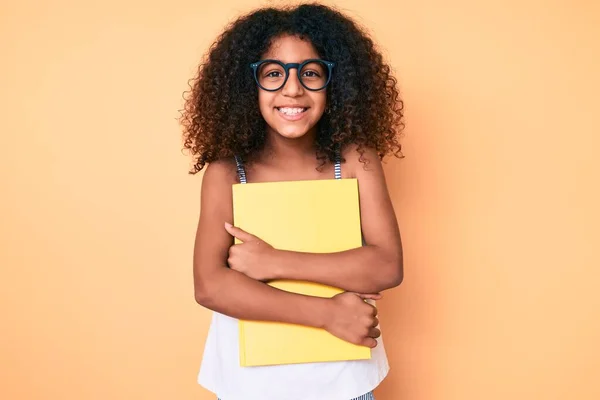 Criança Afro Americana Com Cabelo Encaracolado Vestindo Óculos Segurando Livro — Fotografia de Stock