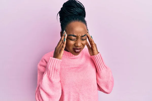 Jovem Afro Americana Vestindo Camisola Inverno Casual Com Mão Cabeça — Fotografia de Stock