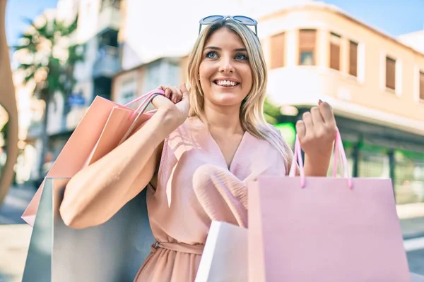 Joven Mujer Rubia Sonriendo Feliz Sosteniendo Bolsas Compras Ciudad — Foto de Stock