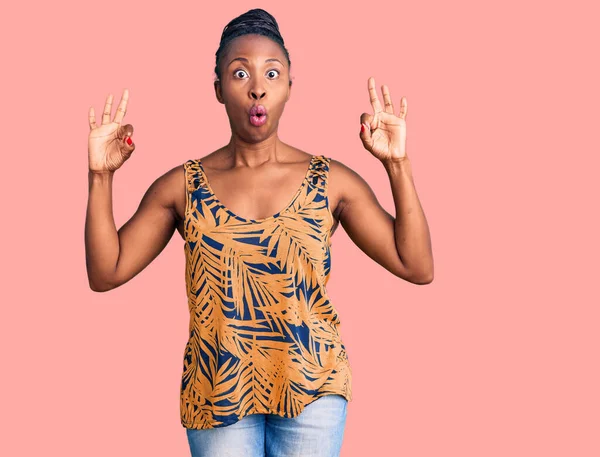 Mladá Afroameričanka Neformálním Oblečení Která Vypadá Překvapeně Šokovaně Když Prsty — Stock fotografie