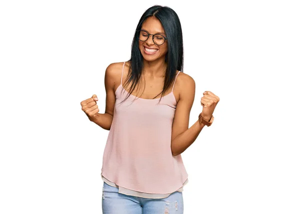 Młoda Afroamerykanka Luźnych Ciuchach Okularach Bardzo Szczęśliwa Podekscytowana Wykonując Gest — Zdjęcie stockowe