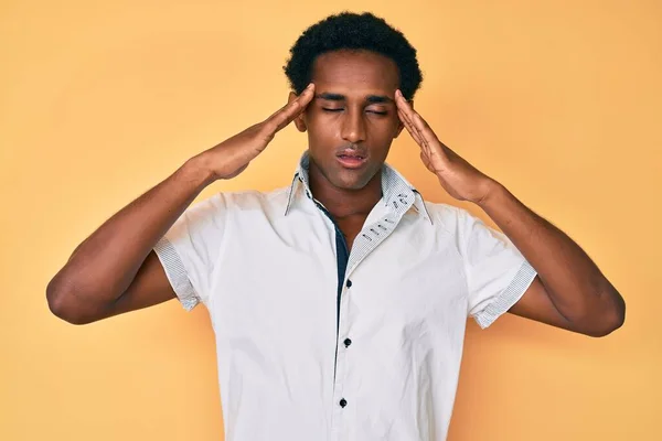 Homem Bonito Africano Vestindo Camisa Casual Sofrendo Dor Cabeça Desesperada — Fotografia de Stock