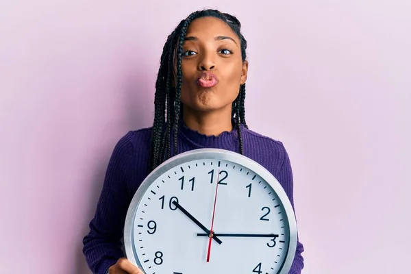 Afrikansk Amerikansk Kvinna Med Flätor Håller Stor Klocka Täcker Ansiktet — Stockfoto