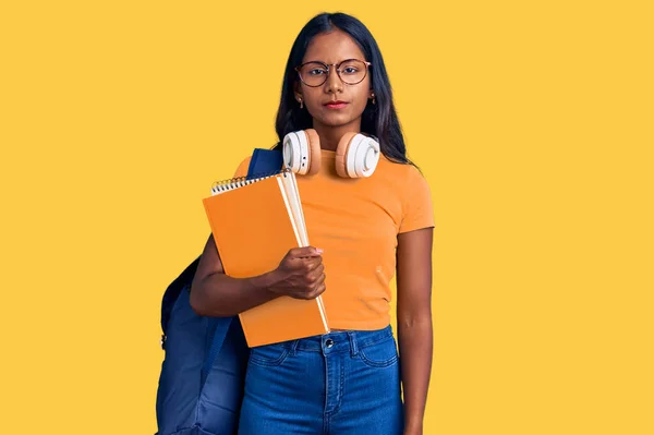 Ung Indian Flicka Som Håller Student Ryggsäck Och Böcker Tänkande — Stockfoto