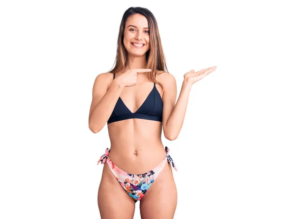 Jeune Belle Fille Portant Bikini Étonné Souriant Caméra Tout Présentant — Photo