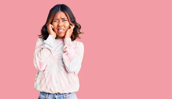 Jonge Mooie Gemengde Ras Vrouw Dragen Casual Stropdas Kleurstof Sweater — Stockfoto