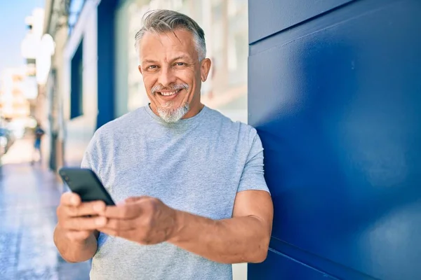 Hombre Hispano Pelo Gris Mediana Edad Sonriendo Feliz Usando Teléfono —  Fotos de Stock