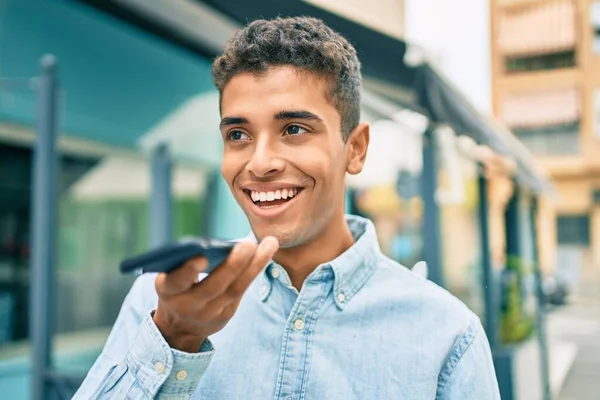 Młody Latynos Uśmiechnięty Szczęśliwy Wysyłając Wiadomość Głosową Pomocą Smartfona Mieście — Zdjęcie stockowe