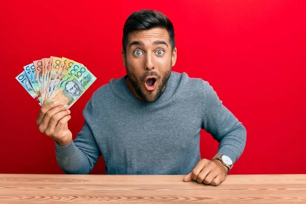 Hombre Hispano Guapo Sosteniendo Dólares Australianos Asustado Sorprendido Con Boca —  Fotos de Stock