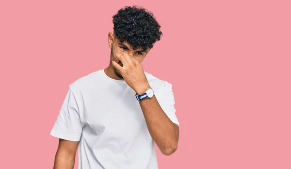 Ung Arab Man Bär Casual Vit Skjorta Luktar Något Stinkande — Stockfoto