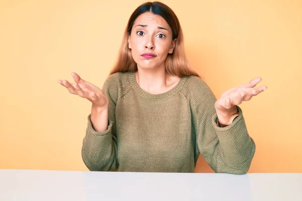 Jonge Brunette Vrouw Dragen Casual Kleding Zitten Tafel Clueless Verwarde — Stockfoto