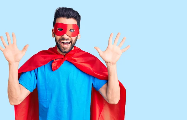 Homem Bonito Jovem Com Barba Vestindo Traje Super Herói Comemorando — Fotografia de Stock