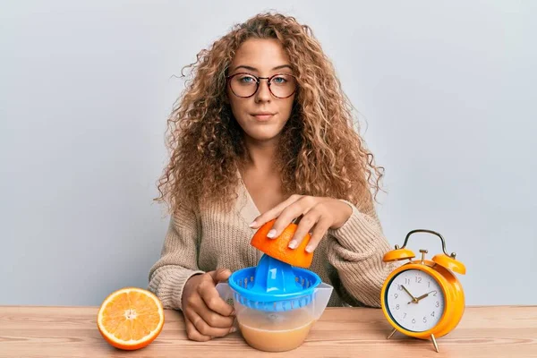 Bella Ragazza Adolescente Caucasica Facendo Succo Arancia Prima Colazione Rilassato — Foto Stock