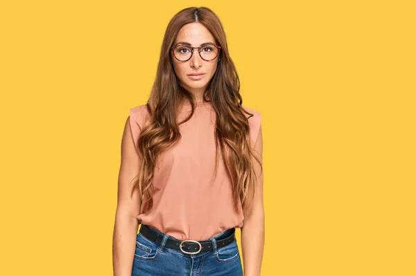 Mujer Hispana Joven Con Ropa Casual Gafas Relajadas Con Expresión —  Fotos de Stock