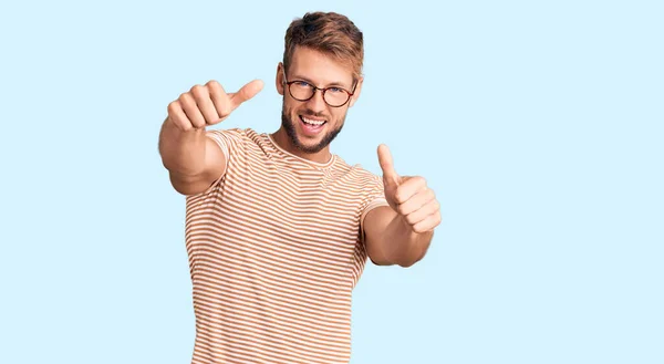 Homem Caucasiano Jovem Vestindo Roupas Casuais Óculos Aprovando Fazer Gesto — Fotografia de Stock