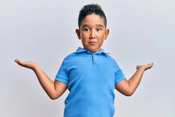 Kleiner Hispanischer Junge Lässiger Kleidung Ahnungslos Und Verwirrt Mit Erhobenen — Stockfoto