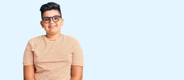 Niño Pequeño Con Ropa Casual Gafas Con Una Sonrisa Alegre — Foto de Stock