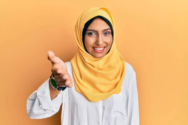 Jovem Morena Árabe Mulher Vestindo Tradicional Islâmico Hijab Cachecol Sorrindo — Fotografia de Stock