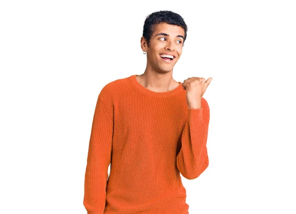 Jovem Americano Africano Vestindo Roupas Casuais Sorrindo Com Rosto Feliz — Fotografia de Stock